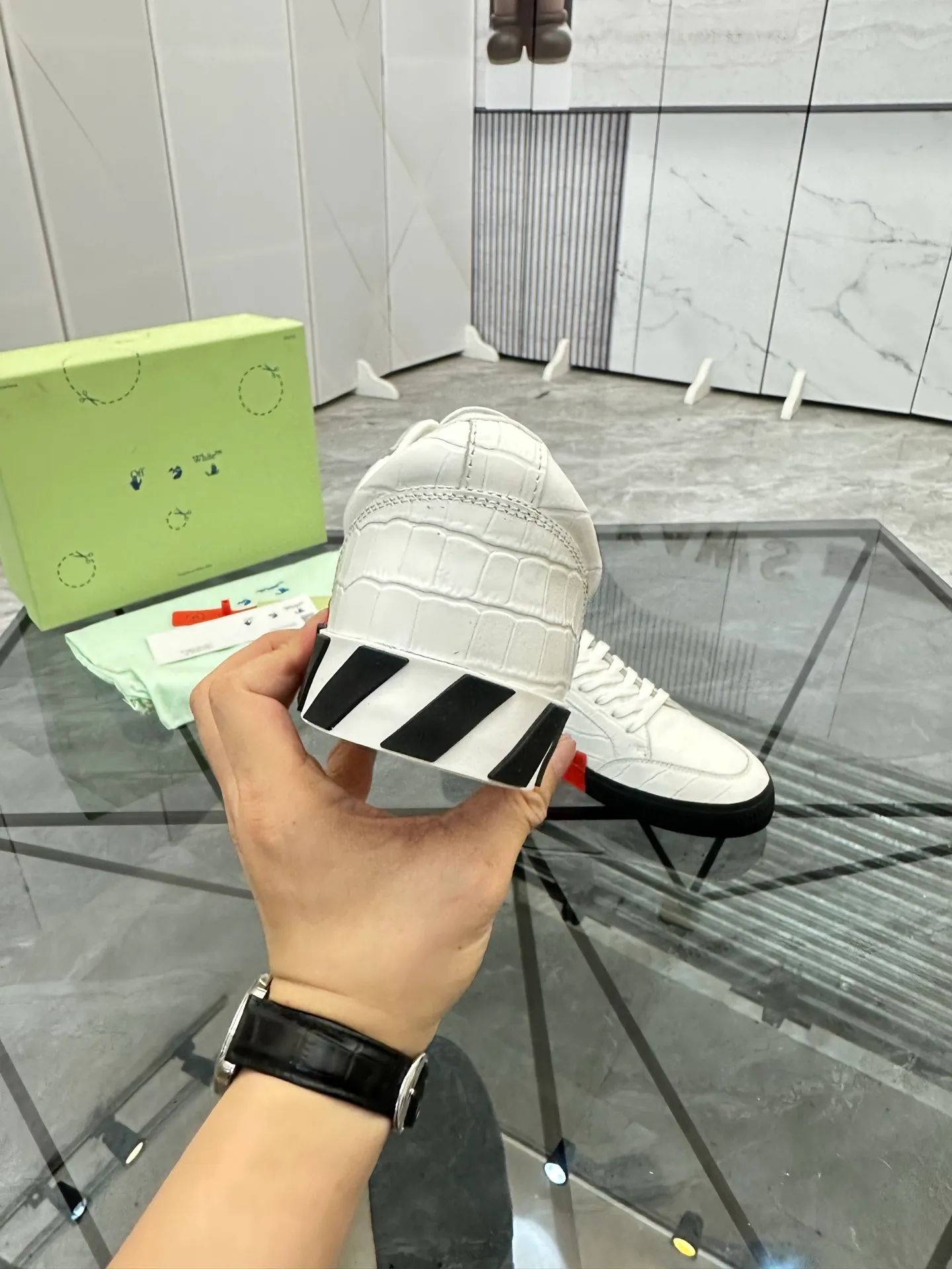 Selling men's shoes 💰: 💰P440¥ Product trademark: OFF WHITE *"OFF WHITE*" low-top casual shoes Regular size: 35-45 (can be customized to 46) Couple style Product material: imported cowhide upper, breathable lining, original outsole. No.: H203